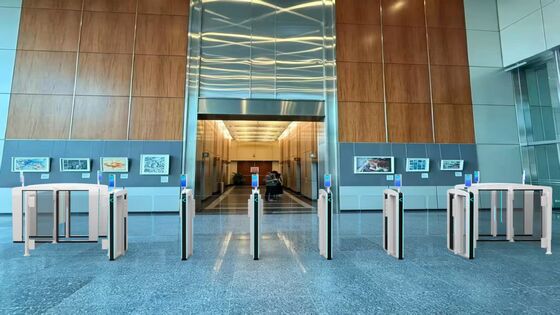 Acheter Porte de sécurité à haute vitesse pour portail automatique universitaire avec reconnaissance faciale online manufacture
