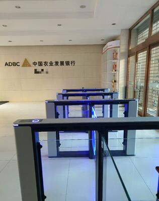 Bon prix Le code Qr prend en charge la porte de balancement pour la taille de l'armoire 1400*120*1000 mm en ligne